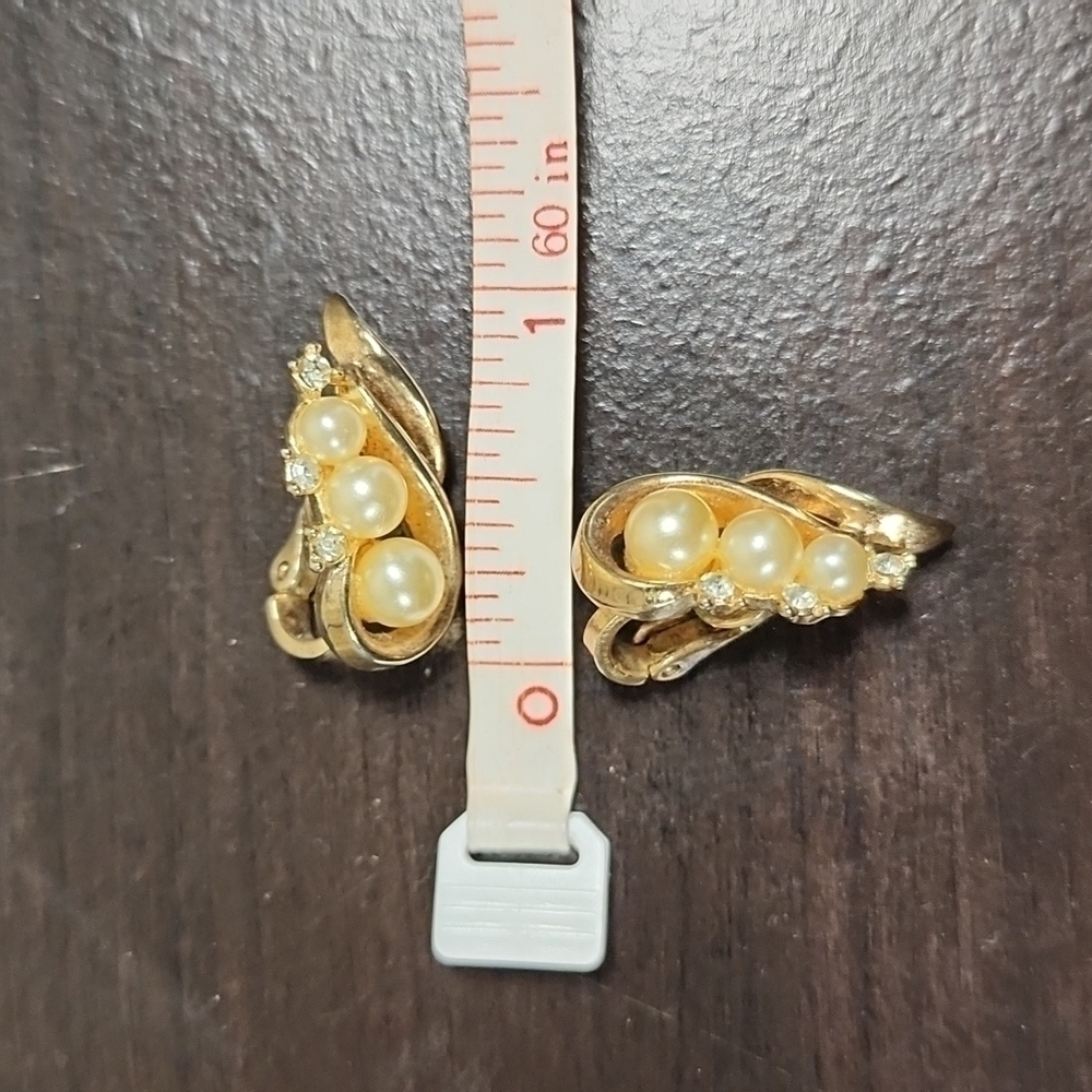 Vintage Trifari Clip On Earrings - Picture 4 of 4